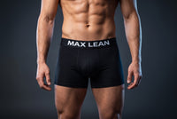 MAX ONE Trunk in Schwarz am Koerper, seitliche Ansicht, Bund sitzt flach