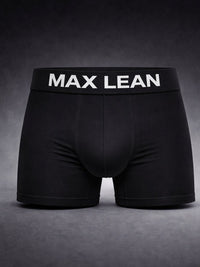 MAX ONE Trunk in Schwarz, flach ausgelegt, breiter Bund mit MAX-LEAN-Schriftzug
