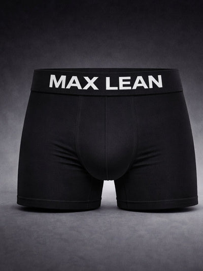 MAX ONE Trunk in Schwarz, flach ausgelegt, breiter Bund mit MAX-LEAN-Schriftzug