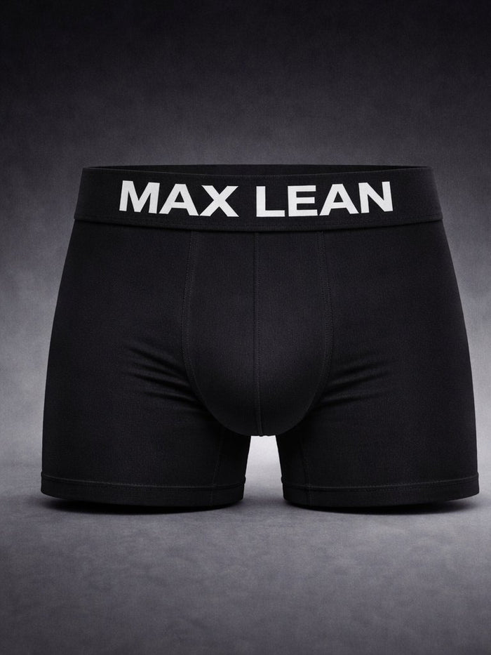 MAX ONE Trunk in Schwarz, flach ausgelegt, breiter Bund mit MAX-LEAN-Schriftzug